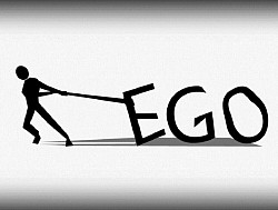 Человек тянущий за собой огромную надпись Эго